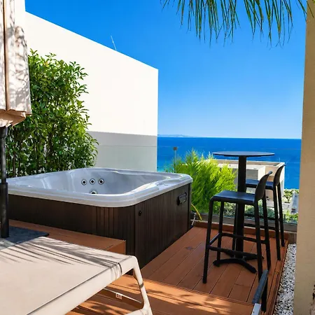 Azure Coastal Jacuzzi Feriehus *
