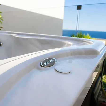 Azure Coastal Jacuzzi بيت للعطل