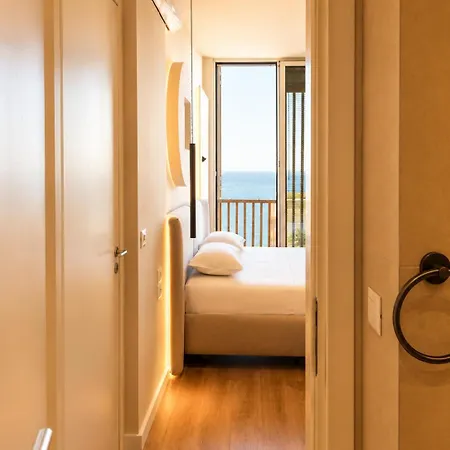 Feriehus Azure Coastal Jacuzzi Vlorë