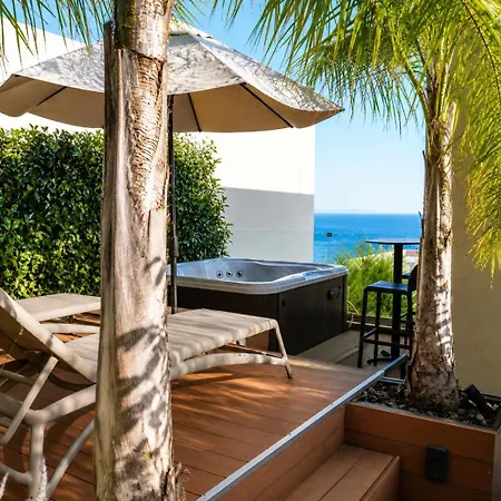 بيت للعطل Azure Coastal Jacuzzi *